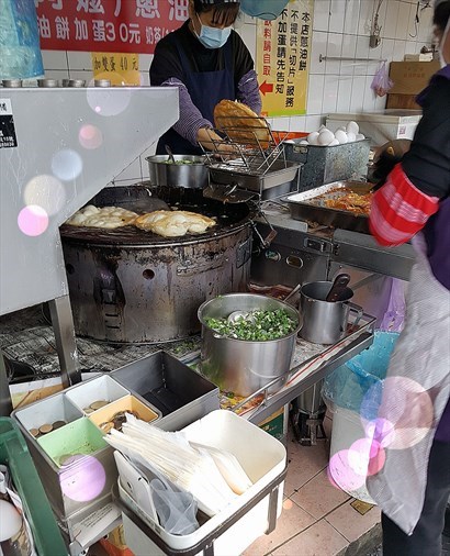 途經頭城路口一間名為頂埔阿嫲葱油餅、 吃的便是街頭風味芝地道蔥油餅