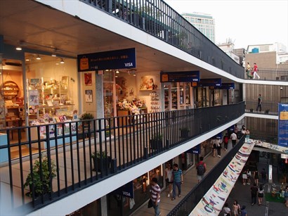 森吉街內有很多不同的工藝品店及紀念品店