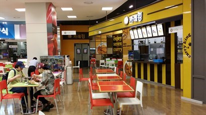 Homeplus的food court 唔係好大, 只得6間食店