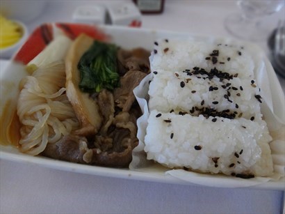 日式牛肉壽喜燒配黑芝麻飯卷及日式雜菜
