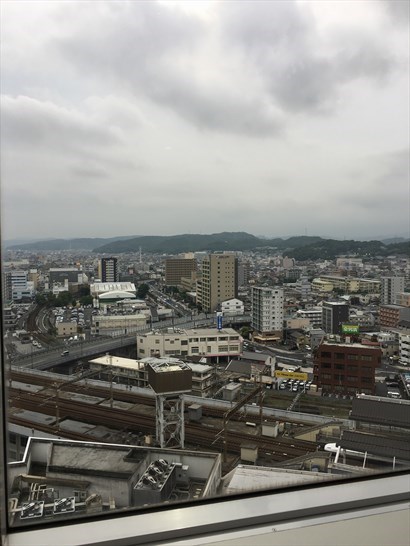 從窗望出去可看到岡山駅及列車，但一點都不嘈雜，隔音都唔錯