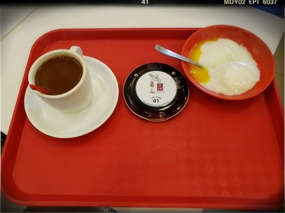 套餐包一杯即沖咖啡或茶及兩隻超級軟滑嘅半熟烚蛋