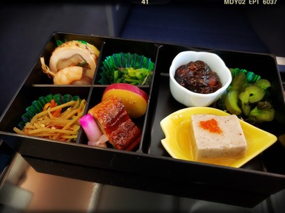 NH 860日餐：便當內含冷盤小菜及小缽紫蘇豆腐