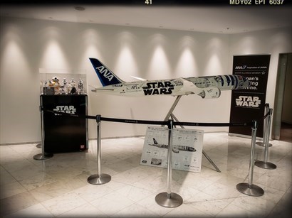 ANA Lounge：接待大堂擺放出超型嘅Star Wars版模型飛機