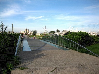 小橋和右方的觀景臺