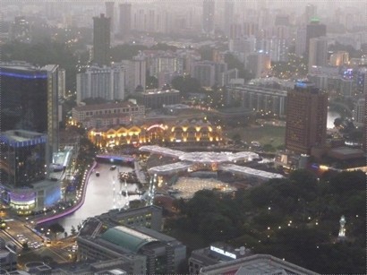 遠攝新加坡河，左邊是 Fullerton Hotel Singapore