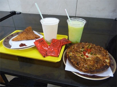 左起：三角形的餅、香蕉汁、蜜瓜汁和伊朗式薄餅
