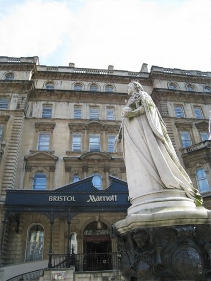 The Queen's statue outside the Marriott