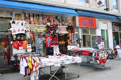 街道兩旁有很多售賣挪威紀念品的小店
