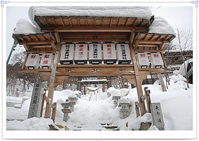 原來溫泉街有間神社架!