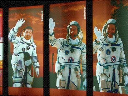 三位太空人照片