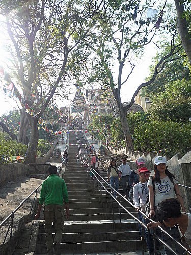 遊客要沿三千層梯級而上，好辛苦…